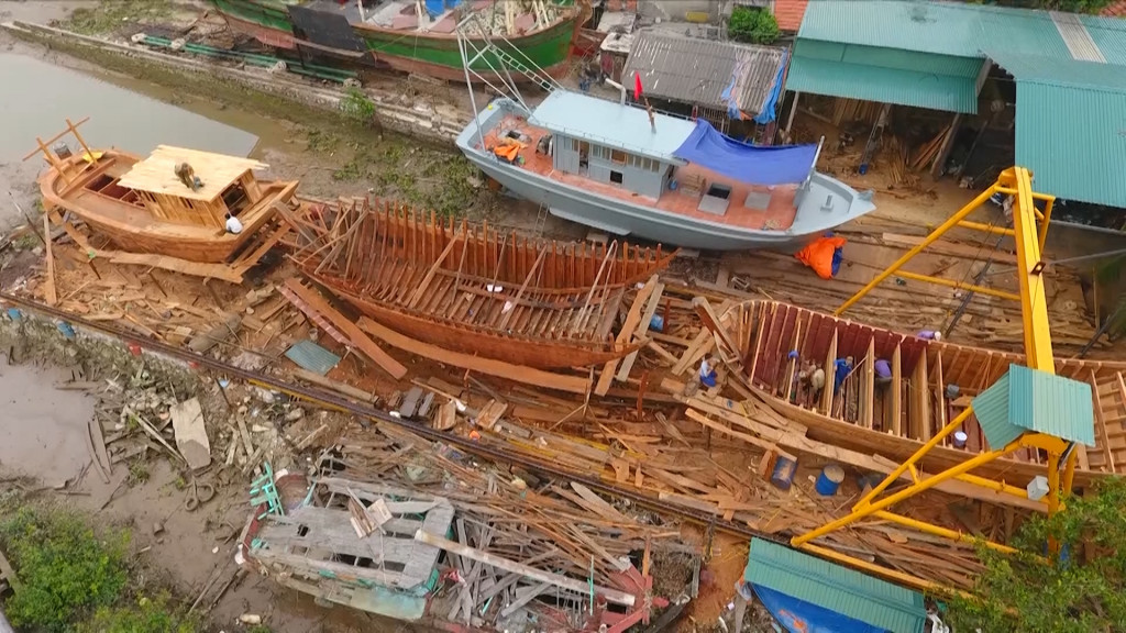 Toàn cảnh xưởng đóng, sửa chữa tàu thuyền của gia đình ông Lê Đức Minh ở khu 8, phường Phong Hải (TX Quảng Yên).