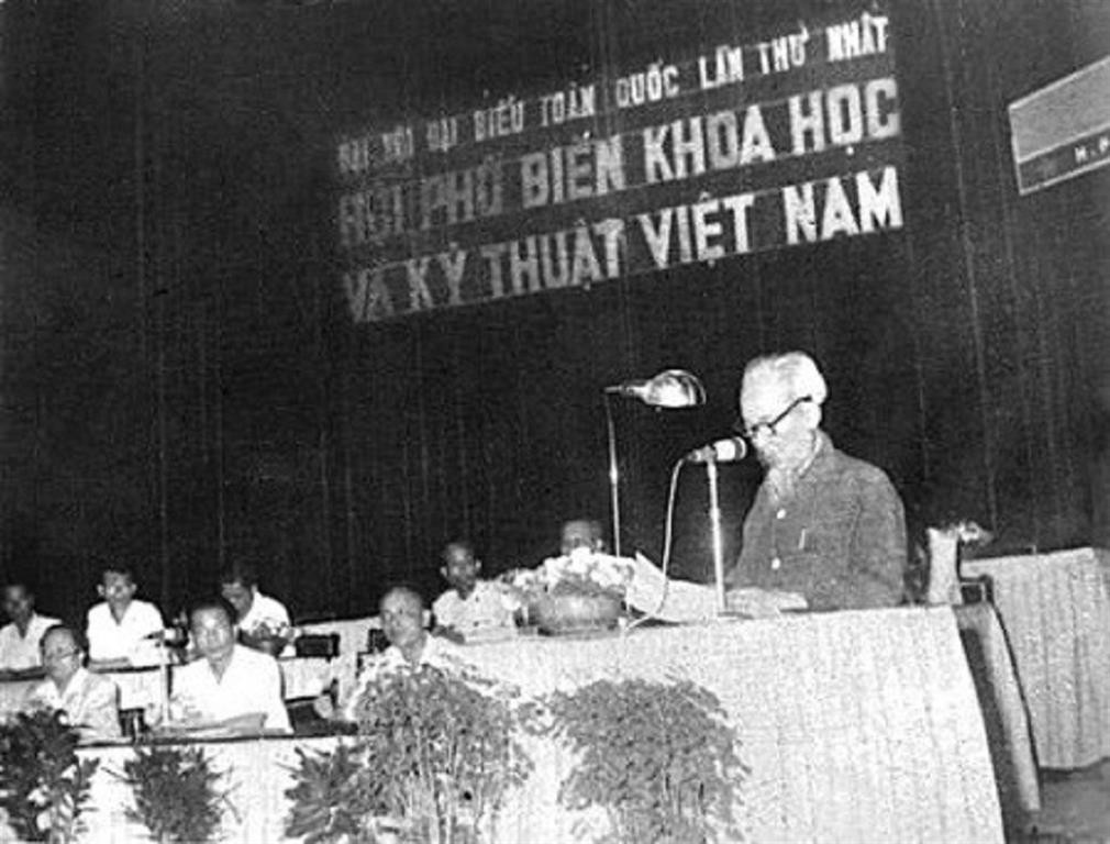 Ngày 18/5/1963, Chủ tịch Hồ Chí Minh đến dự và phát biểu tại Đại hội Đại biểu Hội Phổ biến khoa học và kỹ thuật (KH&KT) Việt Nam toàn quốc lần thứ nhất. Ảnh tư liệu