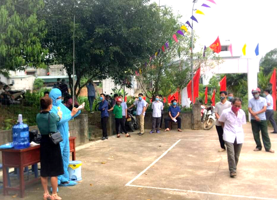 Thực hành bầu cử trong trạng thái phòng dịch giữa Trung tâm Y tế huyện Ba Chẽ và xã Đồn Đạc tại thôn Tân Tiến, xã Đồn Đạc (Ảnh do Trung tâm Y tế huyện Ba Chẽ cấp)