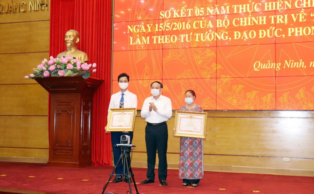 thừa ủy Quyền Thủ tướng Chính phủ, đồng chí Nguyễn Xuân Ký, Bí thư Tỉnh ủy, Chủ tịch HĐND tỉnh trao tặng Bằng khen của Thủ tướng Chính phủ cho 2 cá nhân 