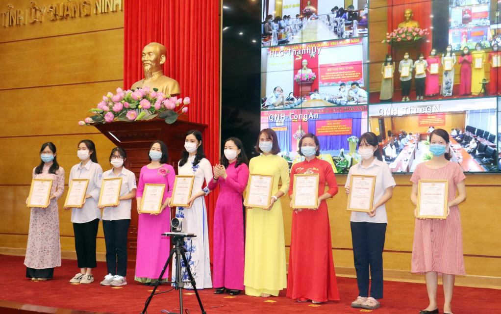 Ban Tổ chức cuộc thi trách nhiệm tìm hiểu  Bác Hồ với tỉnh Quảng Ninh và huyện Đảo Cô Tô đã biểu dương và trao 15 giải tập thể và 48 giải cá nhân có thành tích xuất sắc trong cuộc thi. 