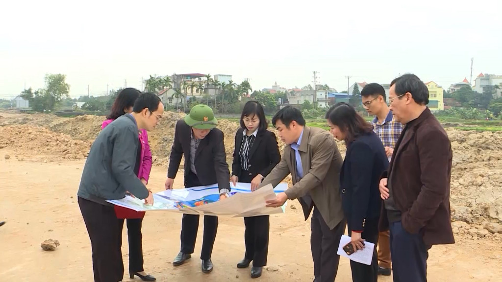 Các đại biểu HĐND tỉnh giám sát thực hiện một số dự án, công trình trên địa bàn thị xã Quảng Yên.