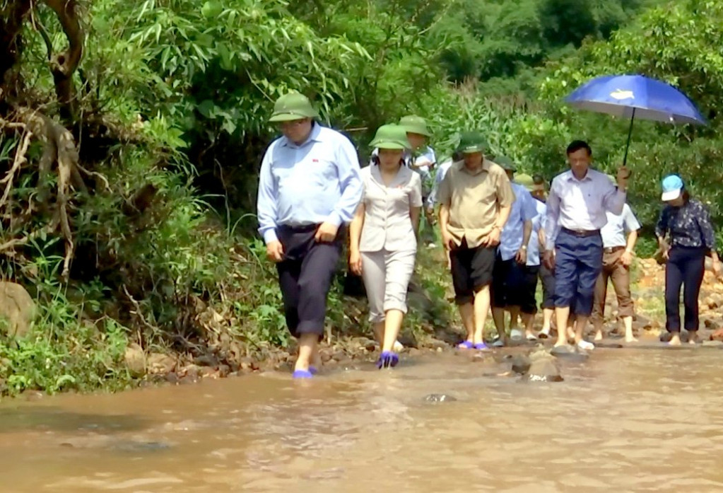 Các ĐBQH tỉnh Quảng Ninh khoá XIV trên đường đến xã vùng cao Thanh Lâm (huyện Ba Chẽ) để tiếp xúc cử tri. Ảnh tư liệu.