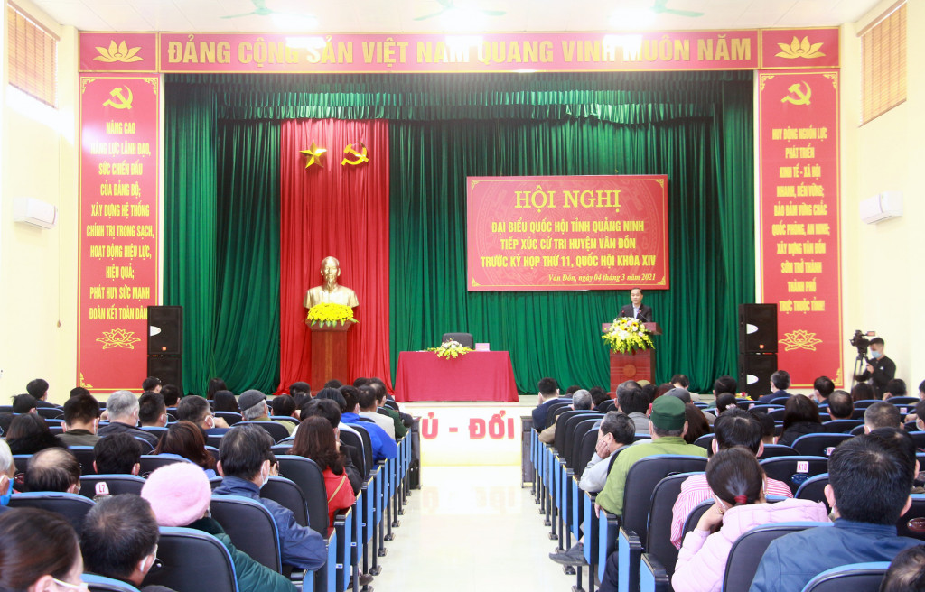 Ủy viên Trung ương Đảng, Chủ nhiệm Ủy ban Kinh tế Quốc hội Vũ Hồng Thanh và Đoàn ĐBQH tỉnh Quảng Ninh đã tiếp xúc cử tri huyện Vân Đồn.