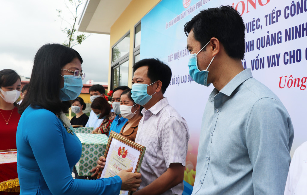 Đồng chí Đỗ Thị Ninh Hường, Tỉnh ủy viên, Chủ tịch Liên đoàn Lao động tỉnh tặng quà cho công nhân lao động tiêu biểu của TP Uông Bí.