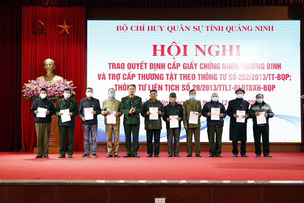 Bộ CHQS tỉnh Quảng Ninh tổ chức hội nghị trao quyết định cấp giấy chứng nhận thương binh và trợ cấp hàng tháng; chi trả truy lĩnh cấp thương tật và trợ cấp thương tật một lần cho các đối tượng chính sách người có công với cách mạng.