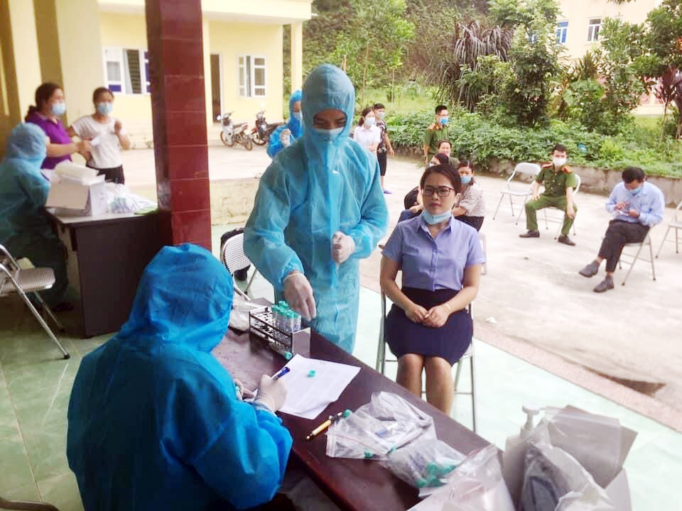Lấy mẫu xét nghiệm Covid-19 cho các thành viên tổ bầu cử tại xã Bắc Sơn, TP Móng Cái.