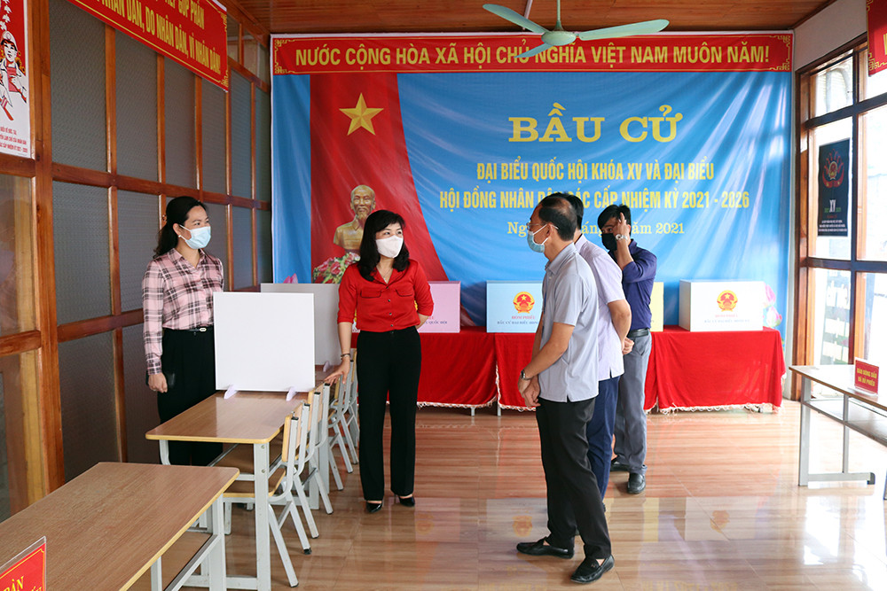 Đồng chí Nguyễn Thị Hạnh, Phó Chủ tịch UBND tỉnh (áo kẻ), kiểm tra tại khu vực bỏ phiếu số 1 xã Dực Yên.