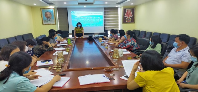 Đồng chí Nguyễn Thị Vinh, Bí thư Chi bộ cơ quan Hội LHPN tỉnh giới thiệu về tiểu sử các ứng cử viên đại biểu Quốc hội và Hội đồng Nhân dân tỉnh.