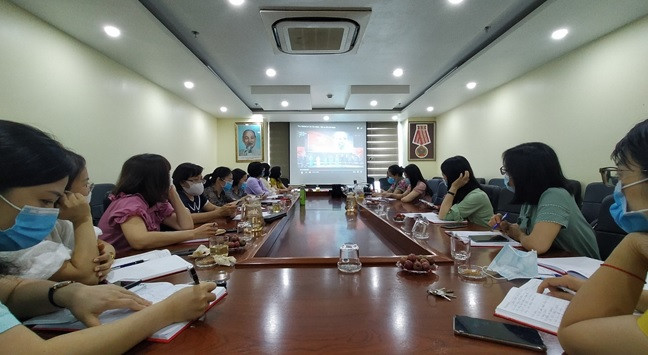 Cán bộ, đảng viên, quần chúng Chi bộ Cơ quan Hội LHPN tỉnh xem bộ phim tư liệu “Bác Hồ với Quảng Ninh”.