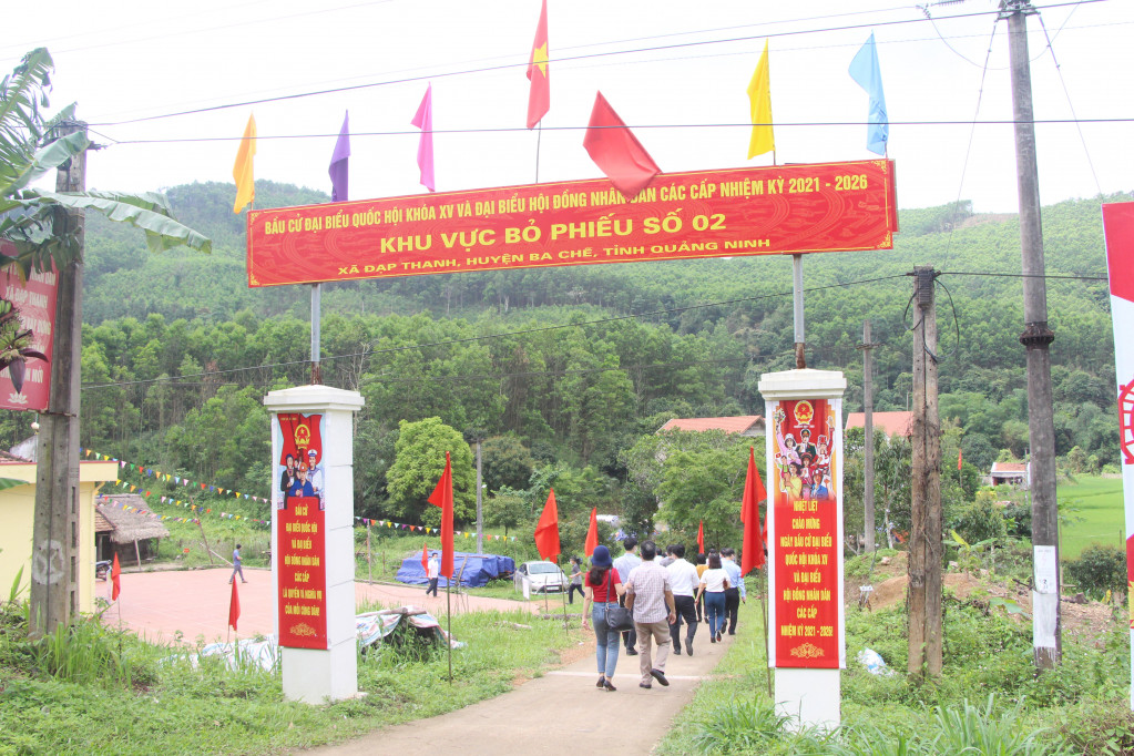 Khu vực bỏ phiếu số 2, xã Đạp Thanh (huyện Ba Chẽ) rực rỡ cờ, hoa, khẩu hiệu, chờ đón ngày bầu cử.