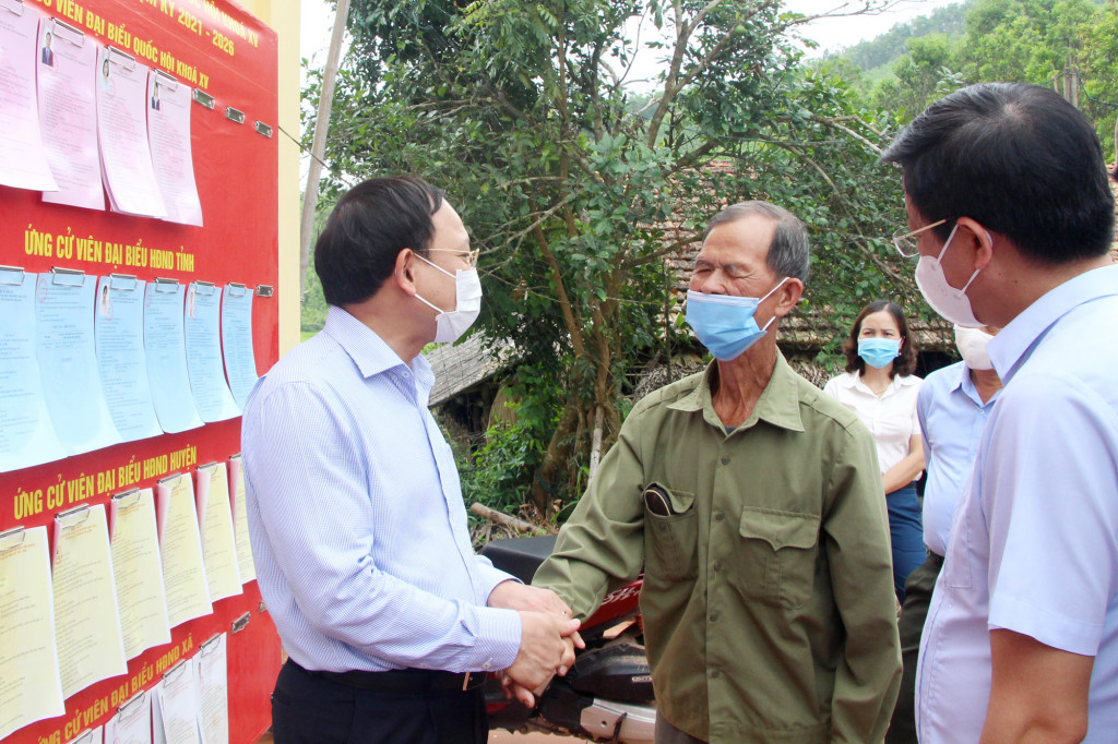 Đồng chí Nguyễn Xuân Ký, Ủy viên Trung ương Đảng, Bí thư Tỉnh ủy, Chủ tịch HĐND tỉnh, Trưởng Ban Chỉ đạo, Chủ tịch Ủy ban Bầu cử tỉnh, trò chuyện với cử tri thôn Xóm Đình (xã Đạp Thanh, huyện Ba Chẽ), ngày 16/5.