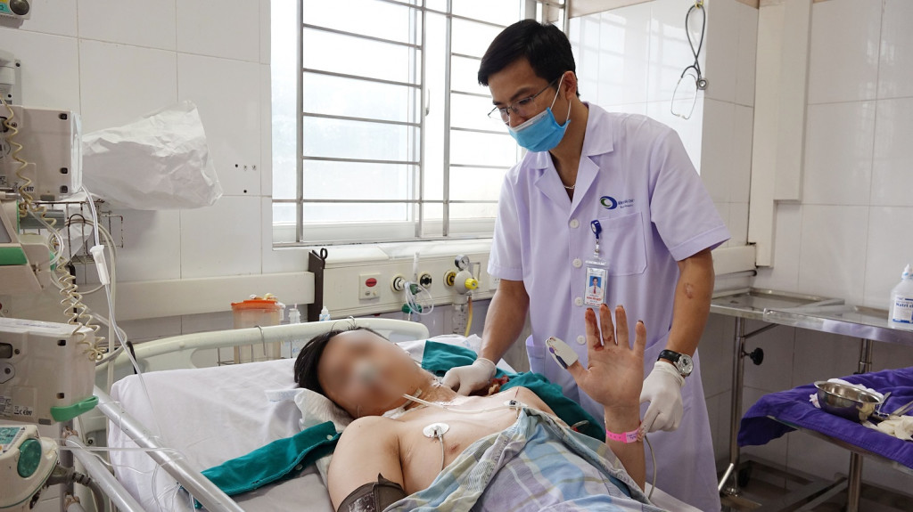 Bác sĩ CKI. Hoàng Văn Quyết – Khoa chấn thương chỉnh hình, Bệnh viện Bãi Cháy thăm khám cho người bệnh sau phẫu thuật.