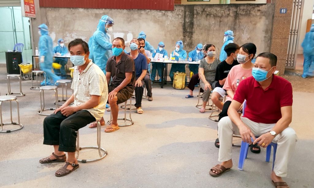 Sau những ngày đầu tập trung lấy mẫu xét nghiệm cho công nhân các khu công nghiệp, từ chiều 18/5 và hôm nay, 19/5, đoàn tình nguyện Quảng Ninh bắt đầu chuyển hướng hoạt động sang truy vết, lấy mẫu diện rộng trong các cộng đồng dân cư.