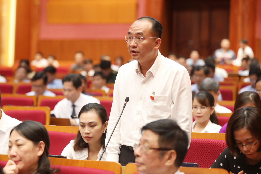 Đại biểu HĐND tham gia chất vấn thành viên UBND tỉnh về 2 nhóm vấn đề gồm: Công tác đào tạo nghề; giải ngân vốn đầu tư công tại kỳ họp thứ 18 HĐND tỉnh khóa XIII.