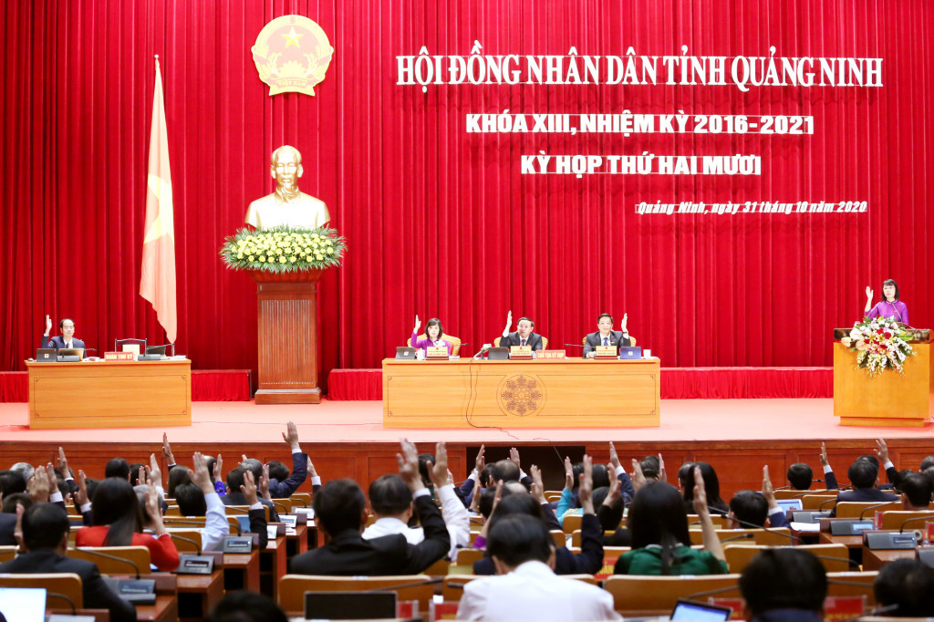 Các đại biểu HĐND tỉnh biểu quyết thông qua các Nghị quyết tại kỳ họp thứ 20 HĐND tỉnh khóa XIII.