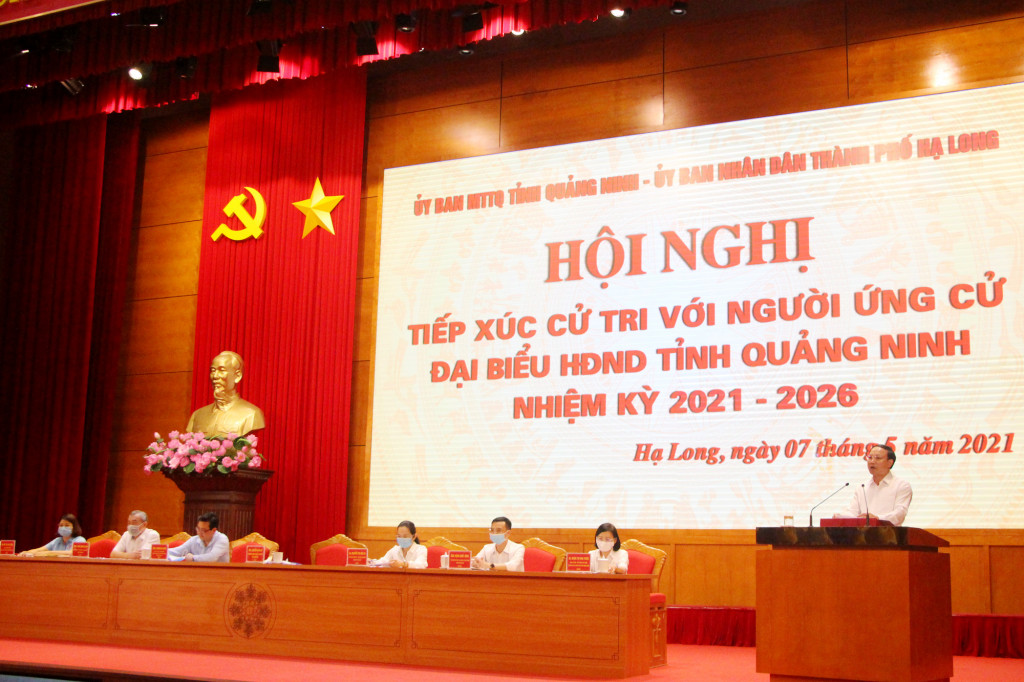 Ông Nguyễn Xuân Ký, Ủy viên Trung ương Đảng, Bí thư Tỉnh ủy, Chủ tịch HĐND tỉnh và các ứng cử viên đại biểu HĐND tỉnh khóa XIV ở đơn vị bầu cử số 2 trình bày chương trình hành động.