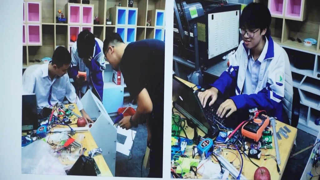 Quá trình sáng chế Công trình thùng rác thông minh của nhóm học sinh trường THPT Chuyên Hạ Long.