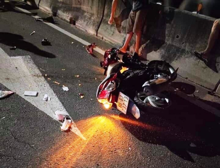 Bình Thuận: Xe máy kẹp 3 tông đuôi ô tô đầu kéo, 1 người chết trên QL1 1