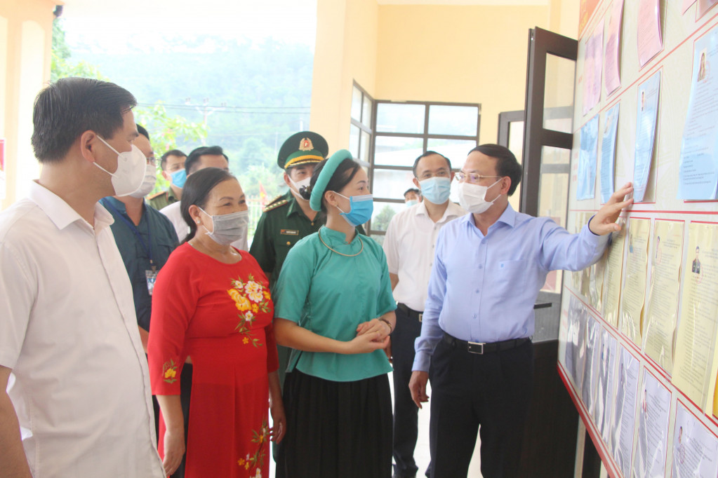 Đồng chí Nguyễn Xuân Ký, Bí thư Tỉnh ủy, Chủ tịch HĐND tỉnh trò chuyện với thành viên tổ bầu cử khu vực bỏ phiếu số 6 xã Vô Ngại.