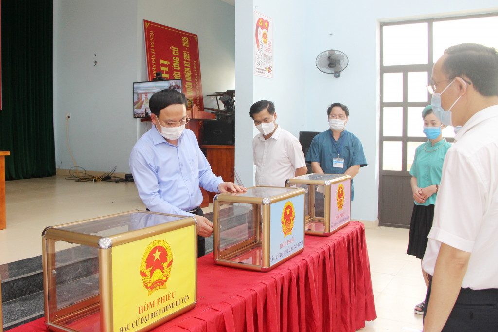 Đồng chí Bí thư Tỉnh ủy, Chủ tịch HĐND tỉnh cùng đoàn công tác kiểm tra cơ sở vật chất tại khu vực bỏ phiếu số 6 xã Vô Ngại.