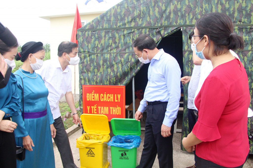 Đoàn công tác kiểm tra phương án phòng dịch Covid-19  tại khu vực bỏ phiếu số 3 xã Lục Hồn.