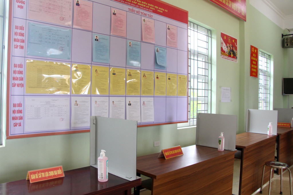 Tại các khu vực bỏ phiếu trên địa bàn huyện Bình Liêu đều được trang bị đầy đủ vật tư y tế phòng dịch.