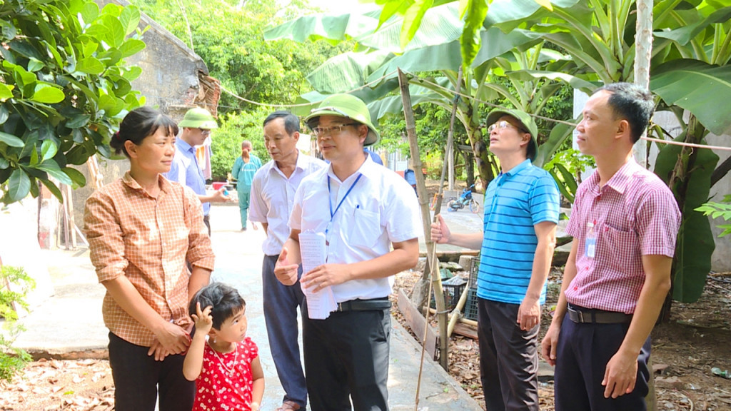 Cán bộ Trung tâm phát triển quỹ đất TX Quảng Yên tuyên truyền cho người dân về công tác GPMB.