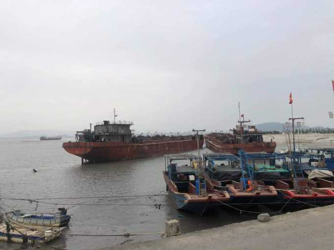 Các phương tiện  được Công ty TNHH Quan Minh trang bị để nạo vét luồng tại đảo Quan Lạn