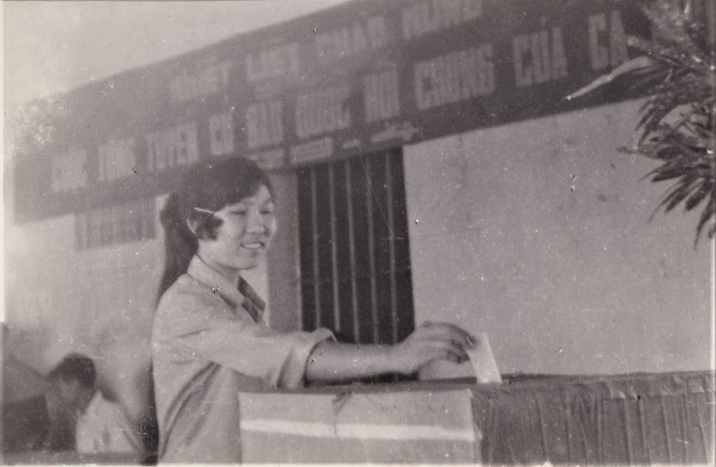 Công dân trẻ của nước Việt Nam tự tay mình bỏ lá phiếu bầu cử Quốc hội khoá VI, ngày 25/4/1976.