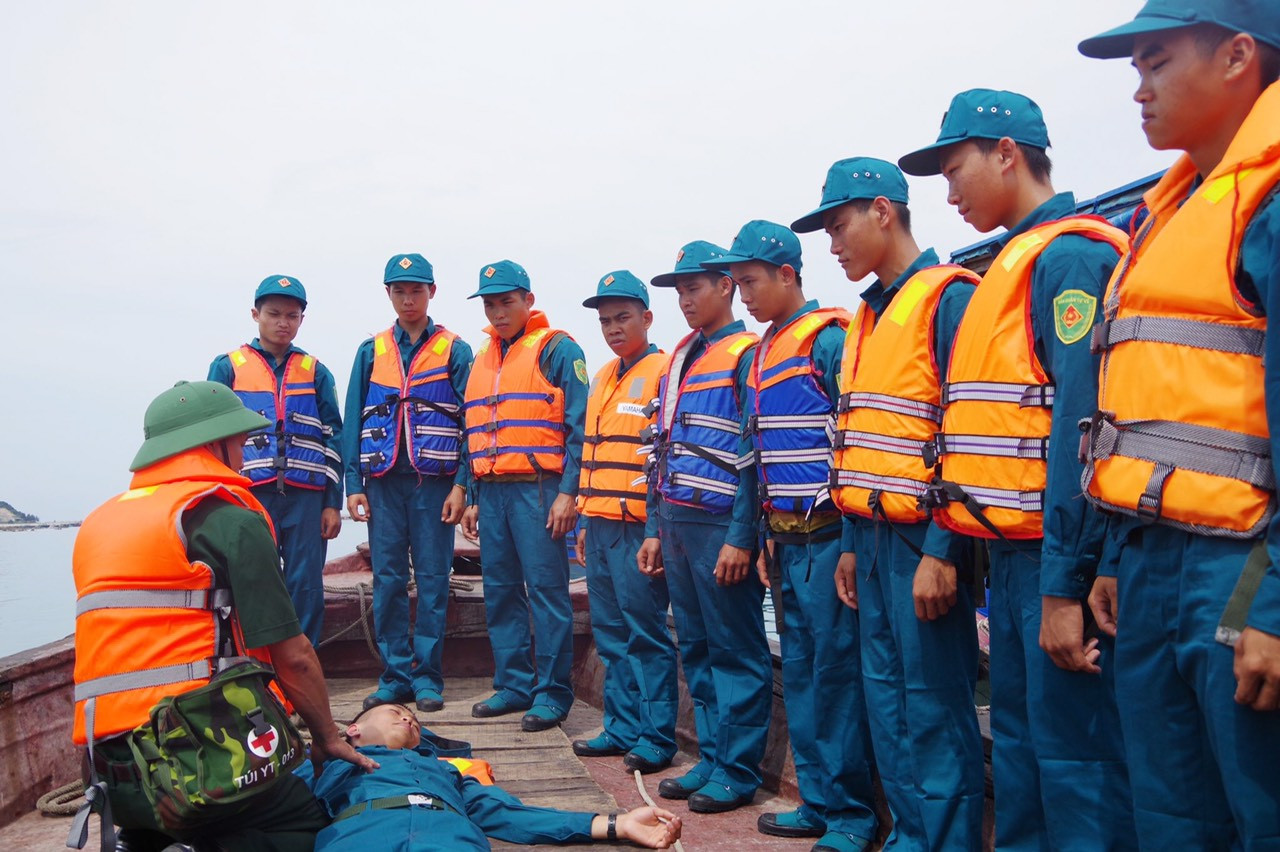 Lực lượng dân quân biển Cô Tô tham gia huấn luyện.