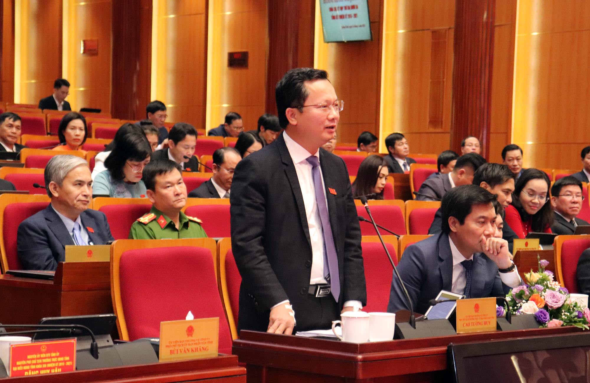 Đồng chí Cao Tường Huy, Phó Chủ tịch Thường trực UBND tỉnh, thảo luận, trao đổi làm rõ thêm một số nội dung tại Kỳ họp.