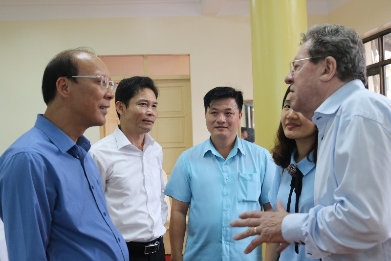 Ông Trần Đức Thắng, Chủ tịch UBND TX Quảng Yên (áo xanh) trao đổi với nhà đầu tư nước ngoài.