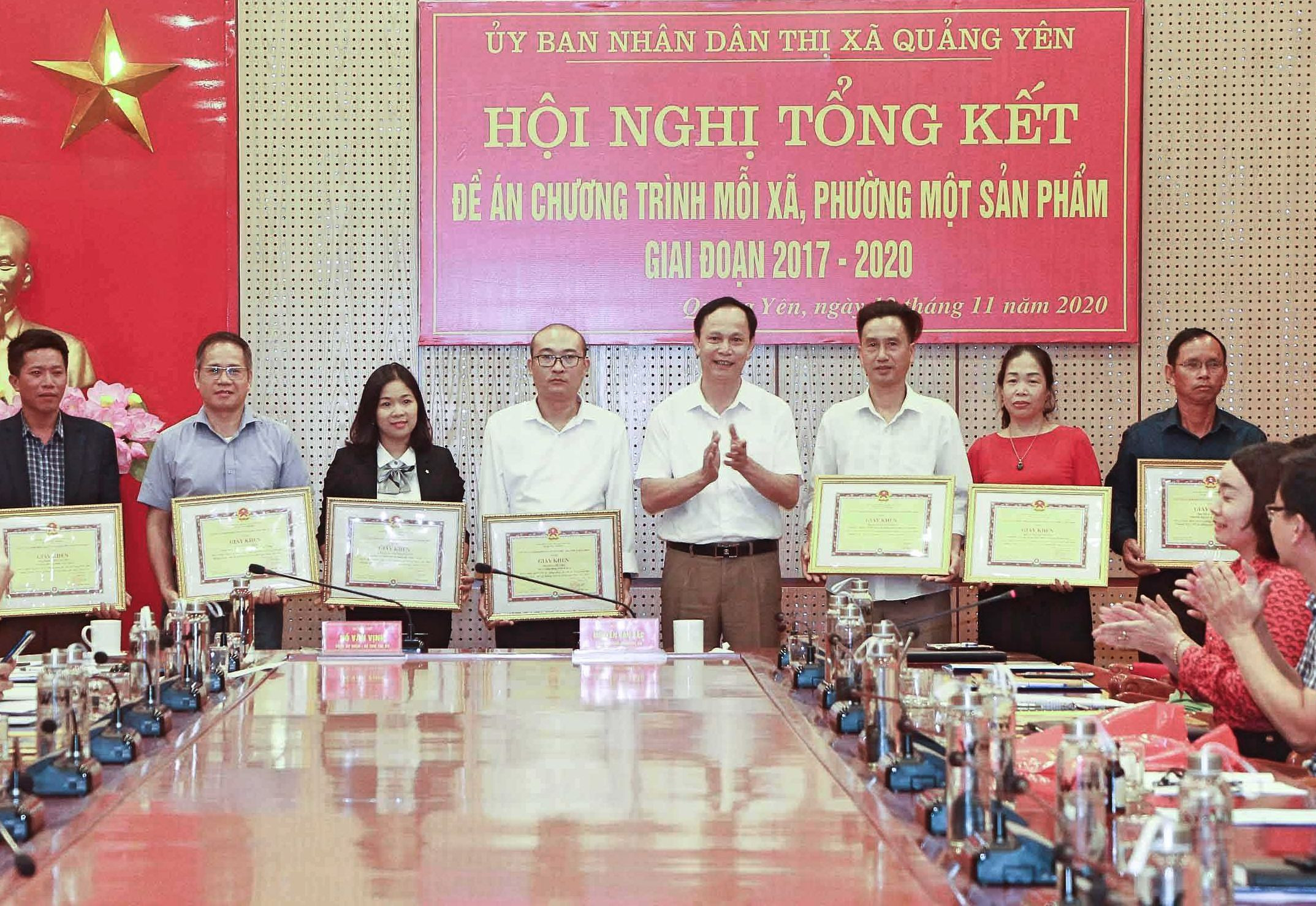 Chị Vũ Thị Thu Hương (thứ 2, từ phải sang) được UBND TX Quảng Yên khen thưởng vì những đóng góp tích cực trong chương trình OCOP giai đoạn 2017-2020