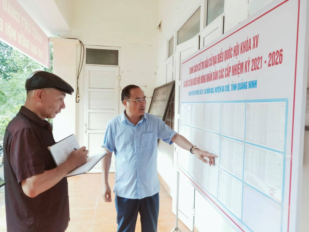 Ông Lê Minh Hải, Chủ tịch Ủy ban bầu cử huyện Ba Chẽ hướng dẫn Tổ bầu cử thôn Nam Kim, xã Đồn Đạc thực hiện công tác bầu cử. (Ảnh chụp trước ngày 27/4/2021)