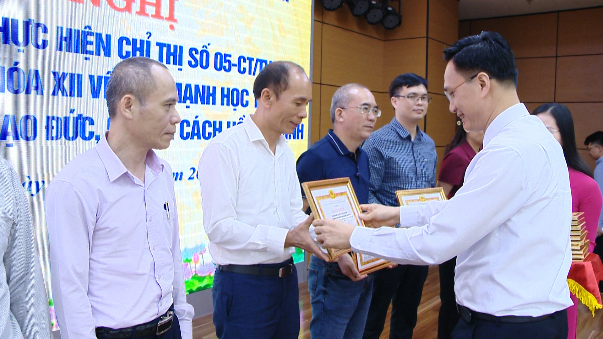Đảng bộ Khối các cơ quan tỉnh tặng giấy khen cho các tập thể có thành tích xuất sắc trong học tập và làm theo tư tưởng, đạo đức, phong cách Hồ Chí Minh giai đoạn 2016-2021.