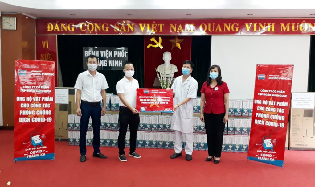 Lãnh đạo Hội CTĐ tỉnh cùng đại diện Công ty CP Tập đoàn Sunhouse trao hỗ trợ vật phẩm cho Bệnh viên số 2 (TP Hạ Long) thực hiện công tác phòng, chống dịch Covid-19.
