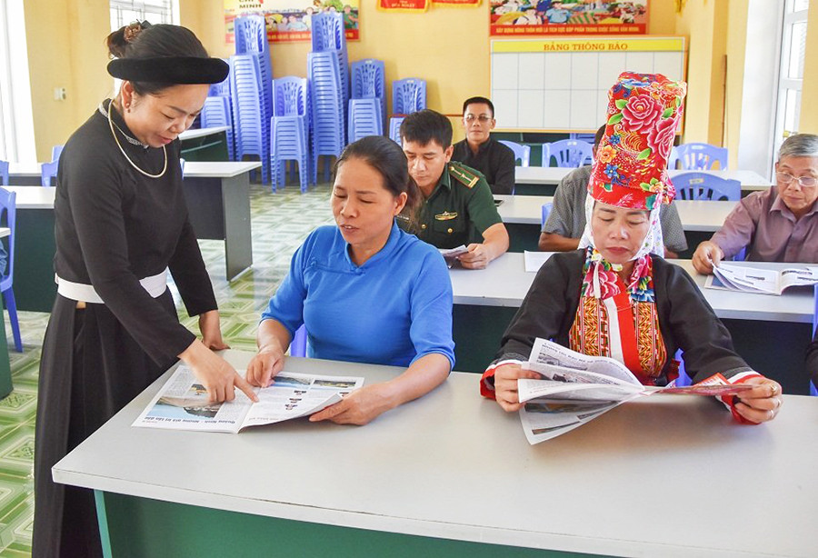 Chị Nông Thị Lý, Trưởng ban công tác mặt trận thôn Cửa Khẩu, xã Hoành Mô, huyện Bình Liêu tuyên truyền chính sách pháp luật cho người dân trogn một buổi họp thôn.