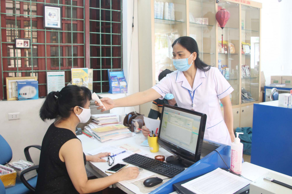 Tổ tự quản phòng, chống Covid-19 khu dân cư (phường Hoành Bồ, TP Hạ Long) cùng với lực lượng y tế thực hiện khai báo y tế toàn dân, tháng 5/2021.