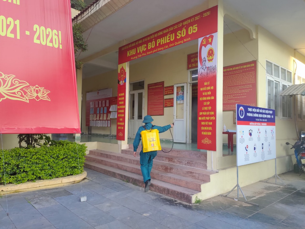 TP Móng Cái tổ chức phun khử khuẩn phòng, chống dịch Covid-19 tại các khu vực bỏ phiếu.