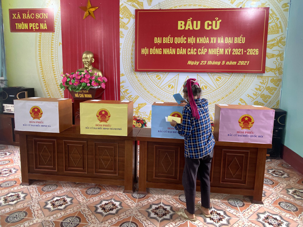 Cử tri khu vực bỏ phiếu thôn Phình Hồ và thôn Pẹc Nả, xã Bắc Sơn đi bỏ phiếu.