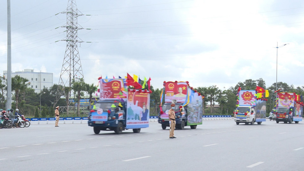 Lực lượng CSGT Quảng Ninh đảm bảo an toàn cho đoàn diễu hành cổ động cuộc bầu cử.