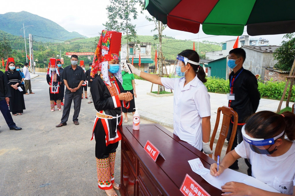 Thực hiện nghiêm quy định về khoảng cách, đo thân nhiệt phòng, chống dịch bệnh Covid-19.