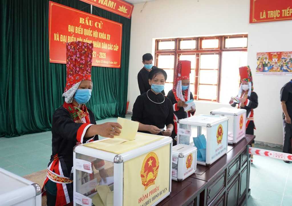 Cử tri các dân tộc khu vực bỏ phiếu số 1, xã Đồng Văn, huyện Bình Liêu, thực hiện quyền và nghĩa vụ công dân.