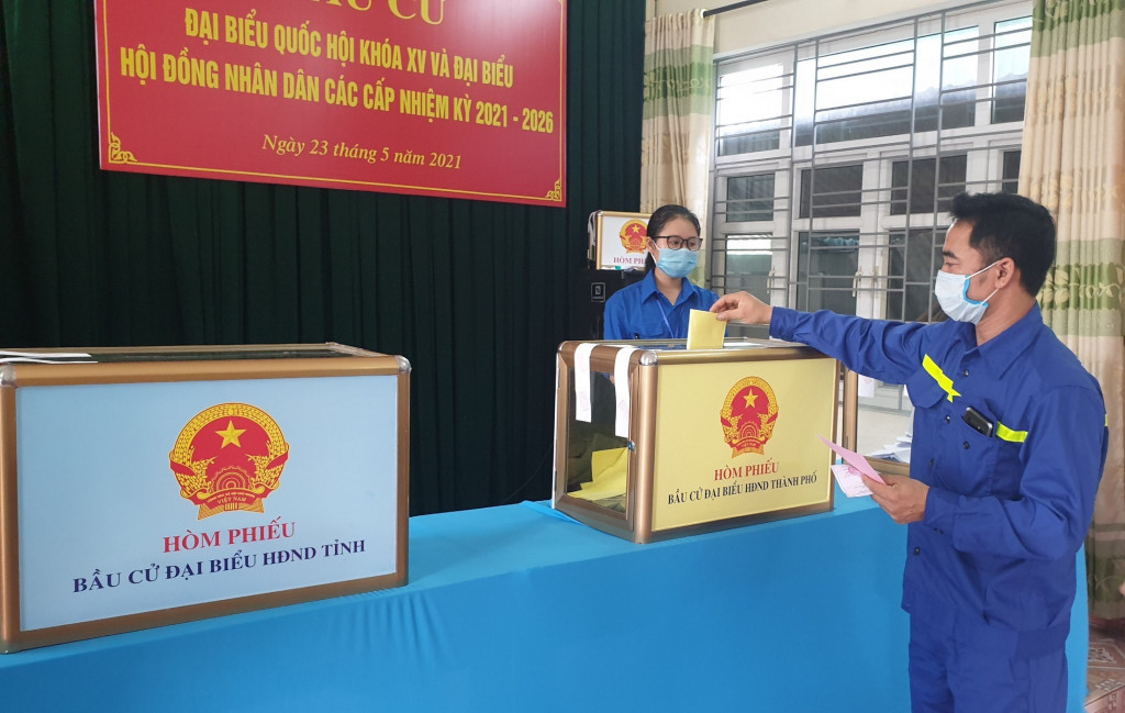 Thợ lò Công ty Than Hòn Gai tham gia bỏ phiếu.