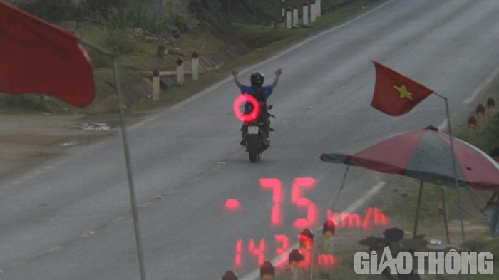 Thanh niên buông 2 tay lái xe máy 75km/h bị phạt gần 9 triệu đồng 1
