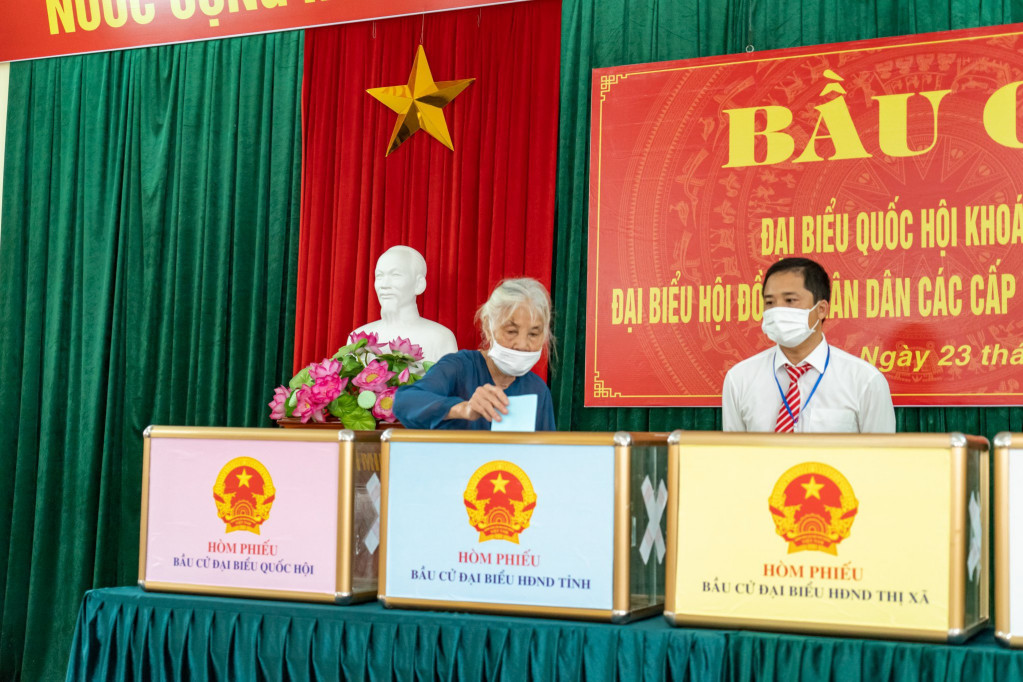 Cử tri cao tuổi phường Yên Giang, TP Hạ Long bỏ phiếu bầu đại biểu Quốc hội khóa XV, đại biểu HĐND các cấp nhiệm kỳ 2021-2026.