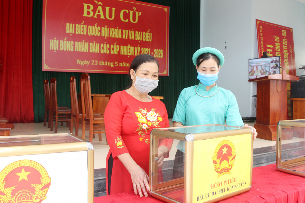 Bà Cam Thị Sinh (bên trái) Tổ trưởng Tổ bầu cử số 2 xã Vô Ngại (huyện Bình Liêu) kiểm tra hòm phiếu bầu (ngày 21/5/2021).