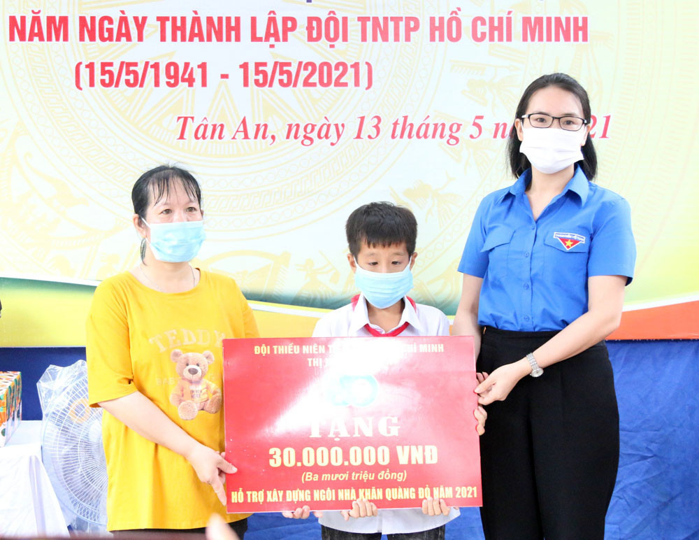 Đại diện Hội đồng Đội TX Quảng Yên trao tặng kinh phí hỗ trợ gia đình em Đỗ Văn Sang xây nhà mới.