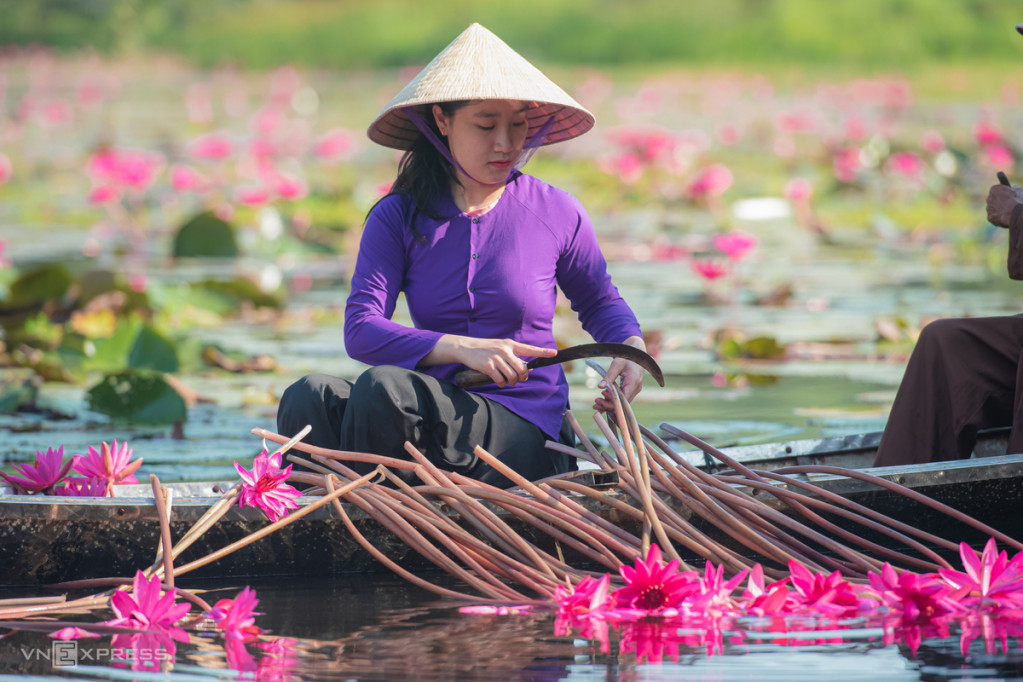 Bạn Hoàng Thị Mai Phương đến đây cùng các nhiếp ảnh gia, cho biết đã nhiều lần đi qua đầm và muốn ghé lại chụp ảnh nhưng chưa có dịp. 